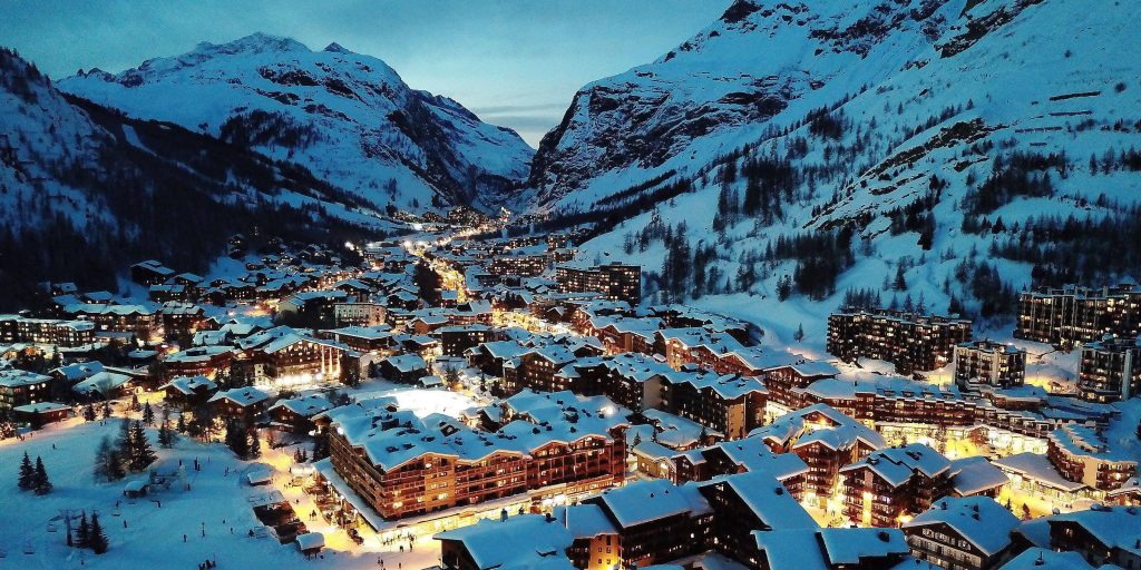 Val d'Isere à la tombée de la nuit vue du haut