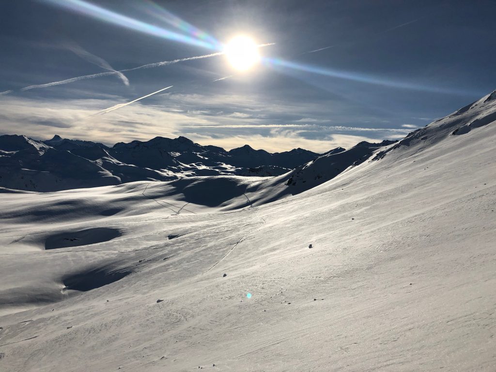 Piste de ski sous le soleil