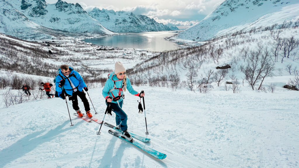 Groupe de skieurs pendant une session de ski de randonnée